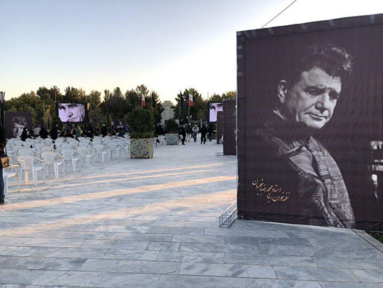 حضور دوستداران شجریان در محل تدفین 