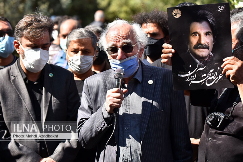 رضا بنفشه خواه بازیگر در مراسم تشییع پیکر عزت الله مهر آوران 