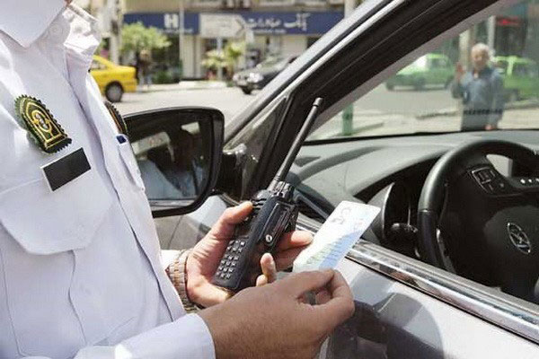 پلیس در حال رویت مدارک برای صدور برگ خلافی خودرو