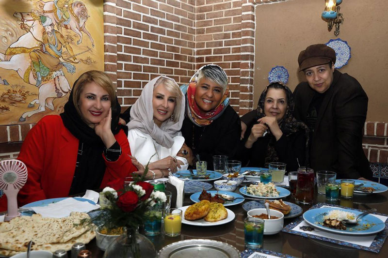 فاطمه گودرزی و مرجانه گلچین در دورهمی با دوستان