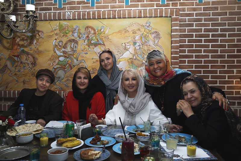 بازیگران زن در رستوران