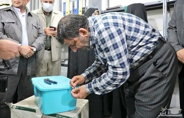 جام زرین در ظرف پلاستیکی