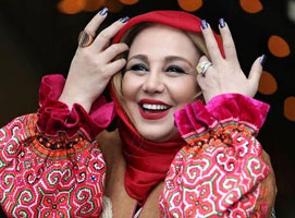 عکس/ حاشیه مراسم ختم اکبر عبدی؛ سلفی با بهنوش بختیاری در میان ازدحام!
