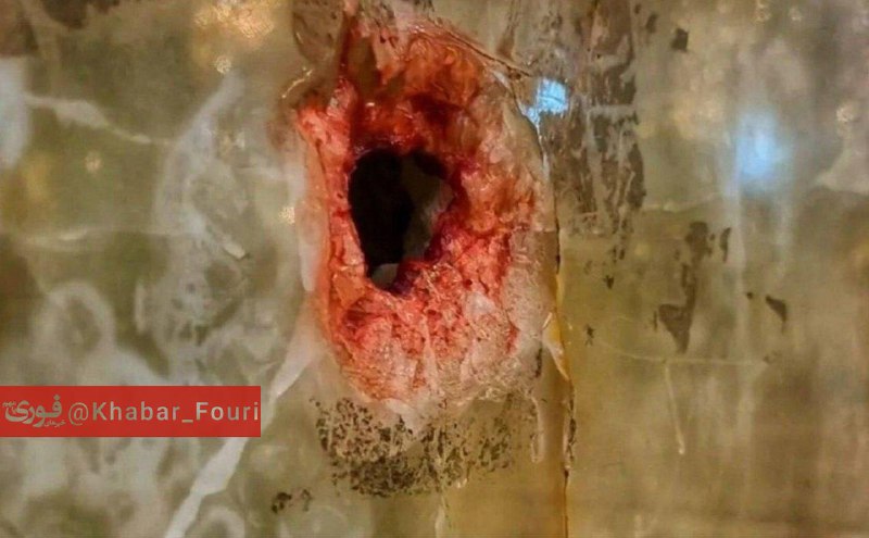 اثر گلوله روی یکی از دیوارهای حرم شاهچراغ شیراز