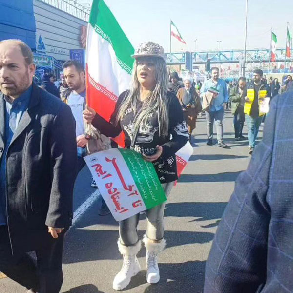 پوشش متفاوت یک خانم