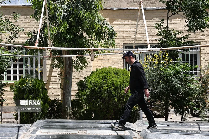 علی مصفا در تشییع جنازه زری خوشکام