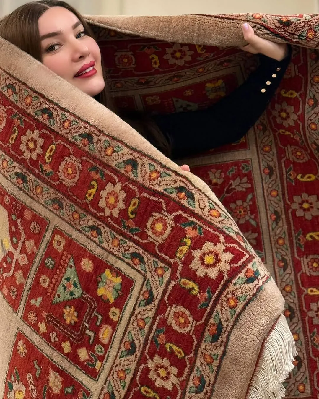 ژست متین ستوده با فرش ایرانی