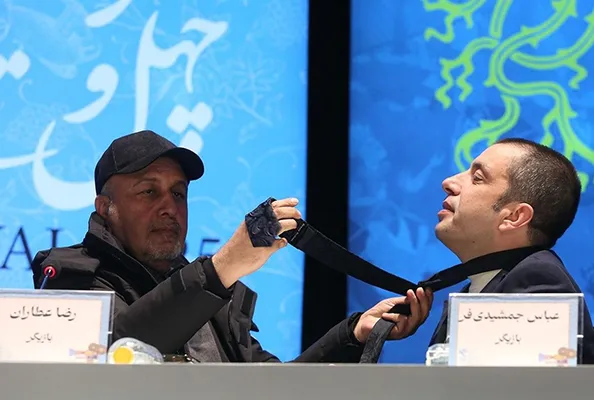 کراوات بستن رضا عطاران با کمک عباس جمشیدیفر وسط نشست خبری فیلم صد دام