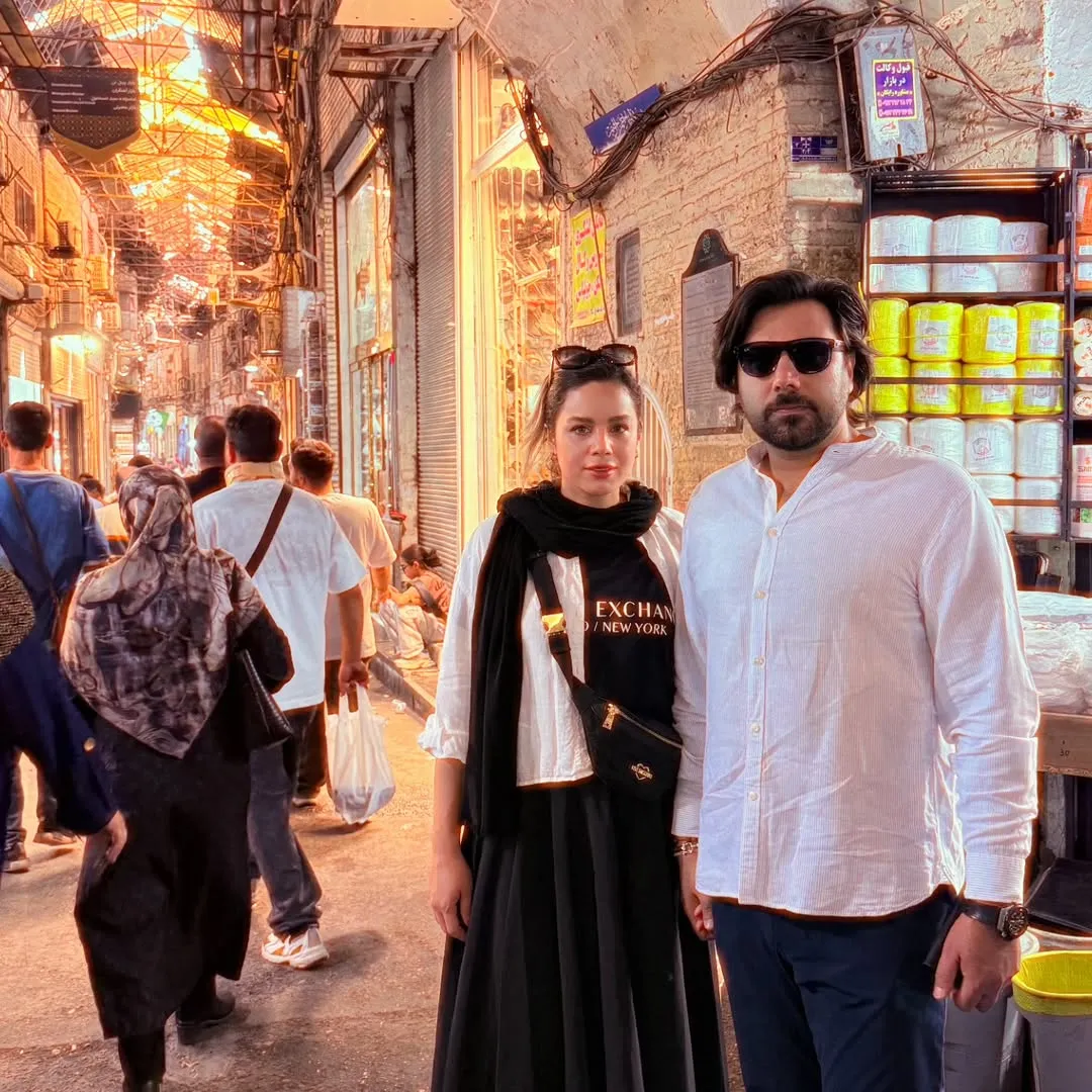 احسان خواجه امیری و همسرش در بازارتهران
