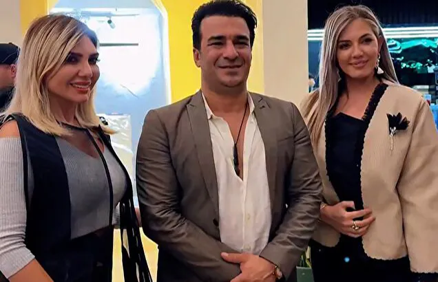 یوسف تیموری در کنار زنان بی حجاب