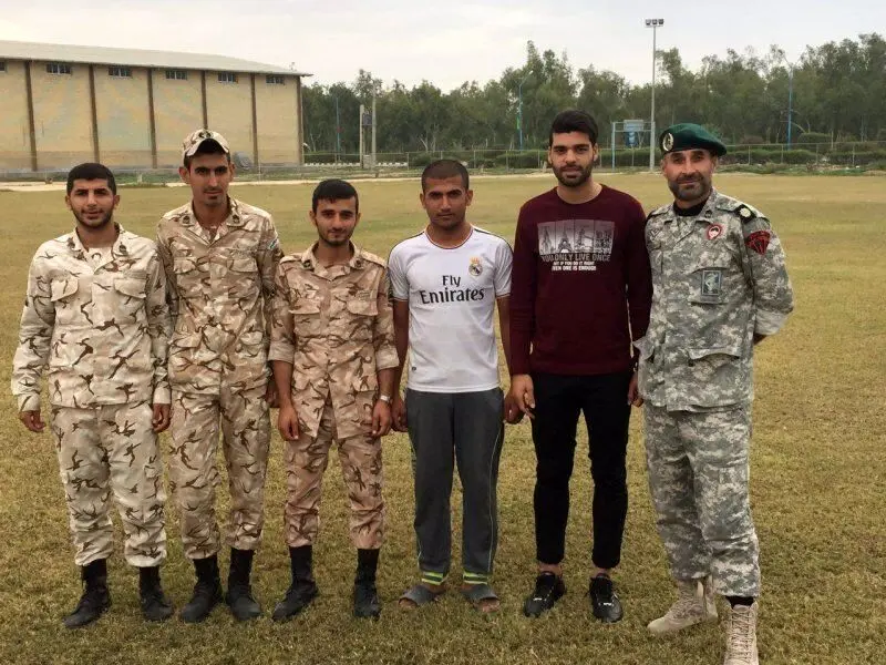 طارمی و عکس یادگاری با سربازها