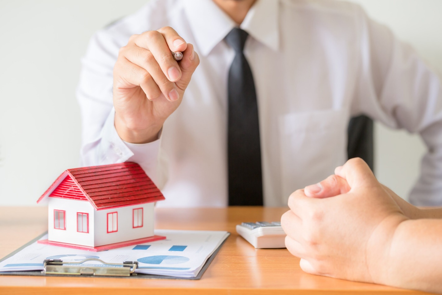 بهترین وکیل ملکی چه ویژگیهایی باید داشته باشد؟