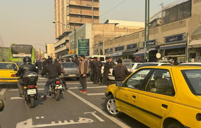 خیابان ۱۵ خرداد ورودی ایستگاه مترو خیام