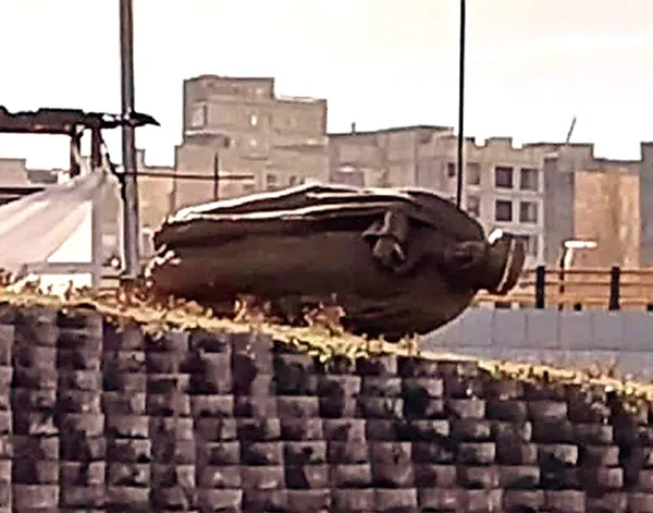 سقوط مجسمه رئیسی در اردبیل بر اثر باد