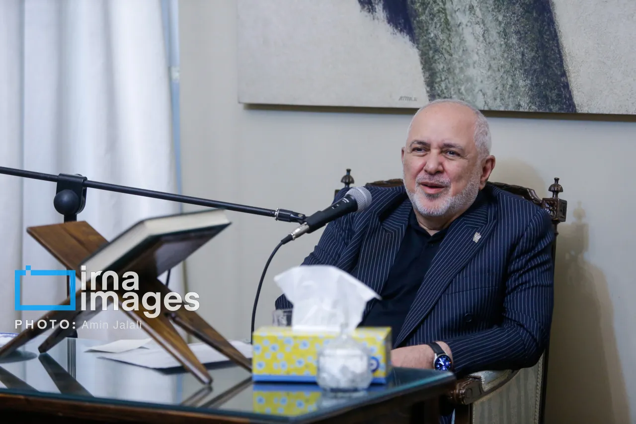 ویدیو/ حضور محمد جواد ظریف و همسرش برای تماشای نمایش «پسران فریدون»