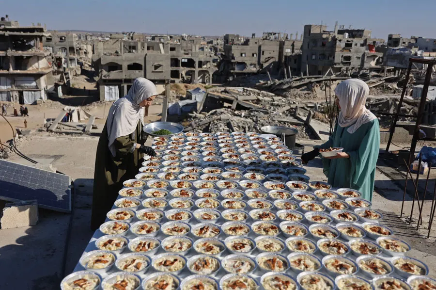 آماده کردن غذا توسط خواهران فلسطینی