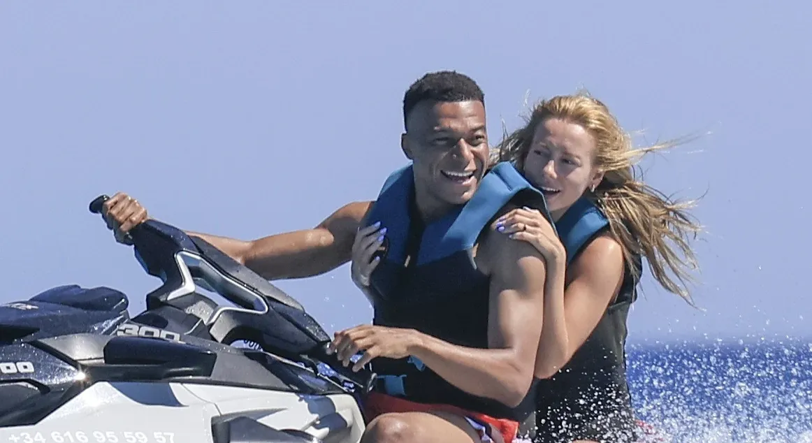 ester exposito mbappe