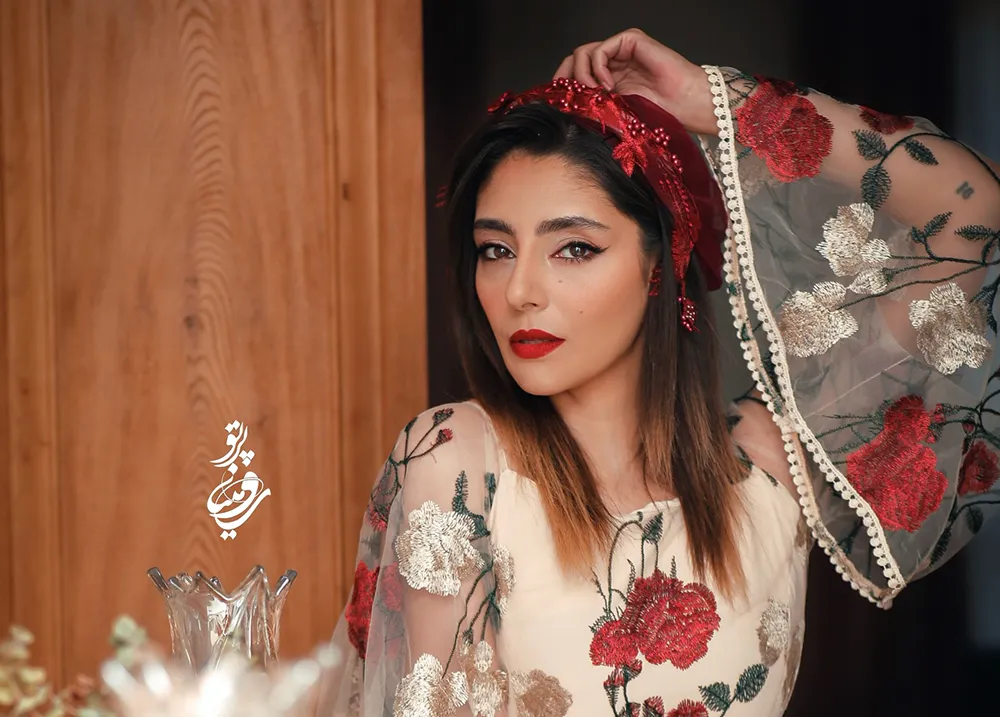 استایل متفاوت هستی مهدوی فر با پیراهن گل‌دار +عکس