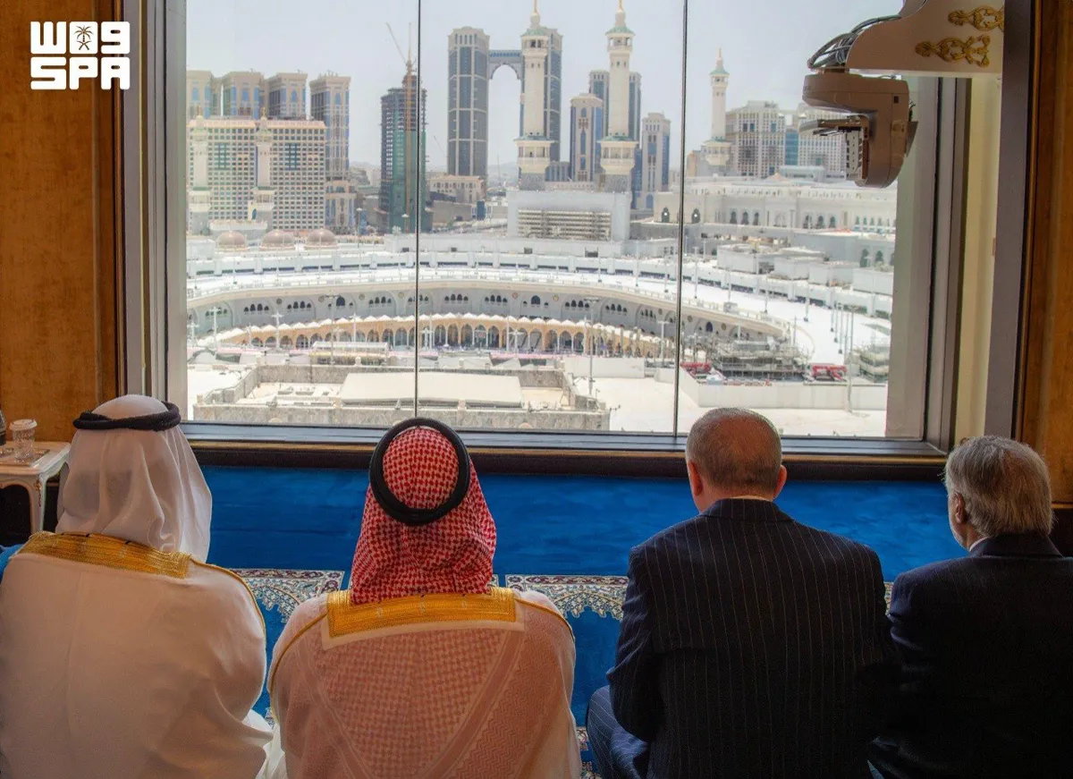 محمد بن سلمان، اردوغان و شهباز شریف در مسجدالحرام نماز خواندند+ عکس