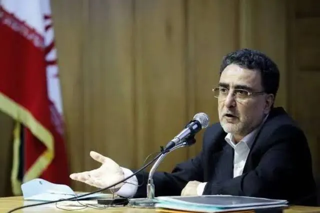 عکس/ تاج‌زاده پس از چندین روز وقفه، از اوین به مرخصی آمد