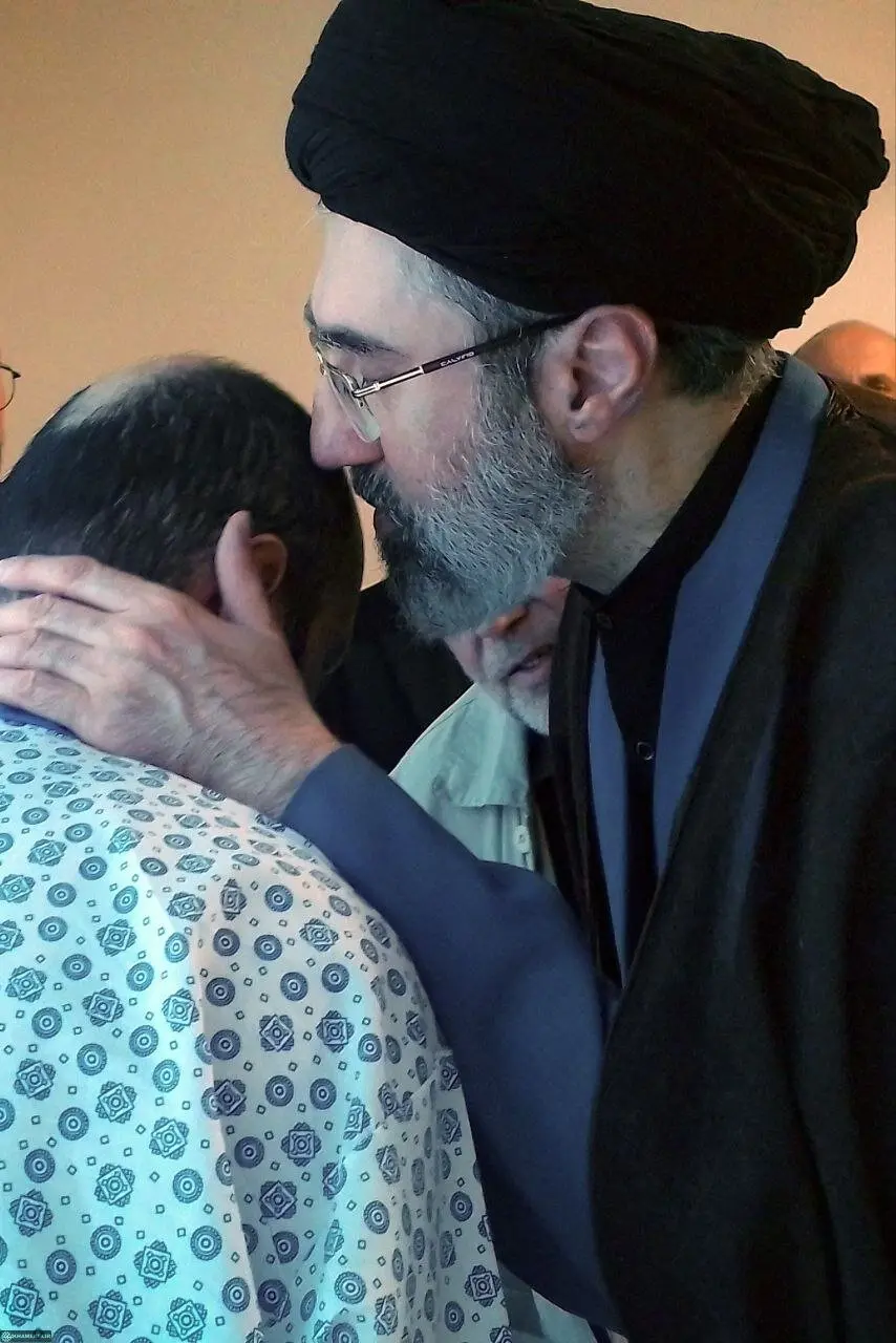 دیدار سید مجتبی خامنه ای با مجروحان لبنان