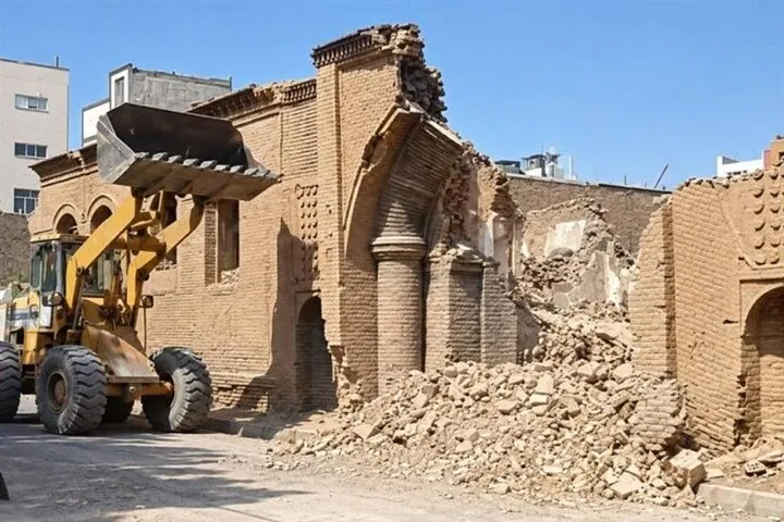 ویدیو/ تخریب یک‌شبه تاریخ در سبزوار؛ «پادگان روس‌ها» زیر تیغ لودر رفت