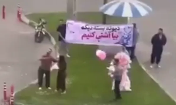 ببینید: حرکت عجیب جوان رشتی برای آشتی با نامزدش با نصب این بنر